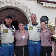 Chcete se stát šampionem v rally? Zkuste přespat na Vinopě! (Václav Pech a Petr Uhel s posádkou hotelu Vinopa)